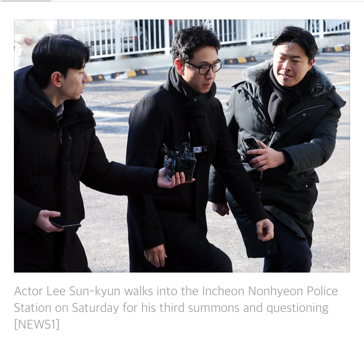 Photo of Lee Sun-kyun walking into the Incheon Nonhyeon Police Station on Sat for his 3rd round of questioning hounded by media. The harassment, shame and harsh interrogations will break any man. This is heartbreaking 💔