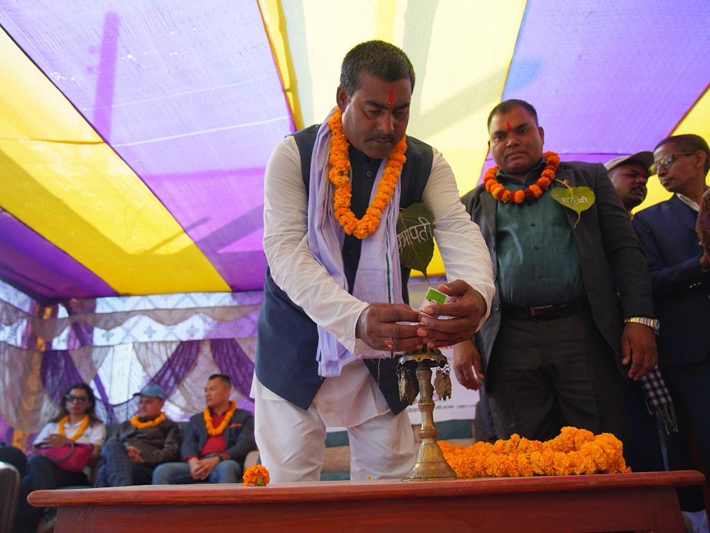 WFP_Nepal's tweet photo. #HappeningNow: @WFP’s  Krishna Jogi, Deputy Head of Program and Shivaji Yadav, Chairperson of Aurahi rural municipality jointly inaugurating and handing over a food bank🌾🫘🌽 in Siraha district in Madhes province.

Today, also marked the endorsement of the Community Food Bank Operation and Management Directives by local government’s executives. 

Constructed by @WFP 🇳🇵with support from the Japan government 🎌 and local partner #AsmanNepal, this facility will start its operations from today.