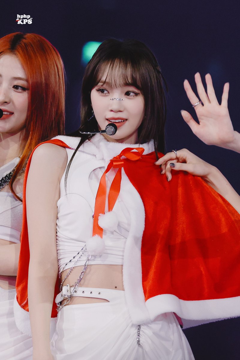 hphp_kimpass's tweet photo. 231225 가요대전 
 #김채원 #CHAEWON https://t.co/tVDs2lTVeD