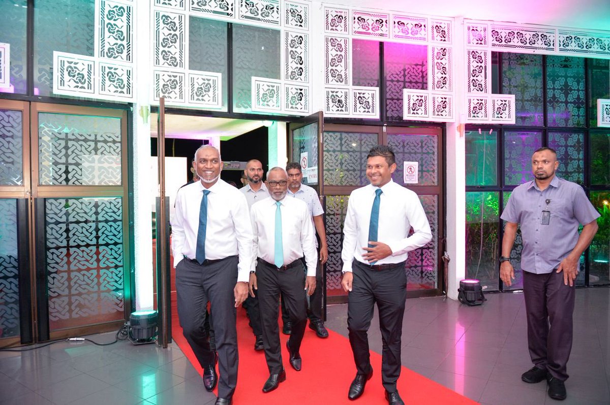 ProgressPartyMV's tweet photo. ޕްރޮގުރެސިވް ކޮންގުރެސް ކޯލިޝަންގެ ލީޑަރ ރައީސުލްޖުމްހޫރިއްޔާ @MMuizzu ބައިވެރިވެ ވަޑައިގެންނެވި ޕްރޮގްރެސިވް ކޮންގްރެސް ކޯލިޝަންގެ ޚާއްޞަ ޖަލްސާ 'ފެށުން'
#Feshun
#DhiveheengeRaajje https://t.co/8K9Ph1BiPF