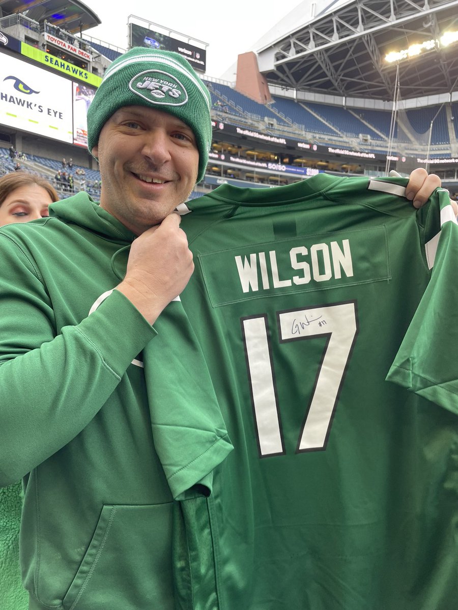 RangerDanger25's tweet photo. Congrats to my man @GarrettWilson_V for another 1000 yard season. True inspiration when things aren’t going well
You keep a positive attitude and perform. #beauty @nyjets #1000yards https://t.co/2ey5z0K3C8