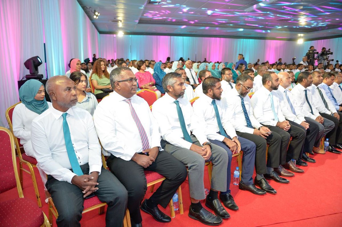 ProgressPartyMV's tweet photo. ޕްރޮގުރެސިވް ކޮންގުރެސް ކޯލިޝަންގެ ލީޑަރ ރައީސުލްޖުމްހޫރިއްޔާ @MMuizzu ބައިވެރިވެ ވަޑައިގެންނެވި ޕްރޮގްރެސިވް ކޮންގްރެސް ކޯލިޝަންގެ ޚާއްޞަ ޖަލްސާ 'ފެށުން'
#Feshun
#DhiveheengeRaajje https://t.co/8K9Ph1BiPF