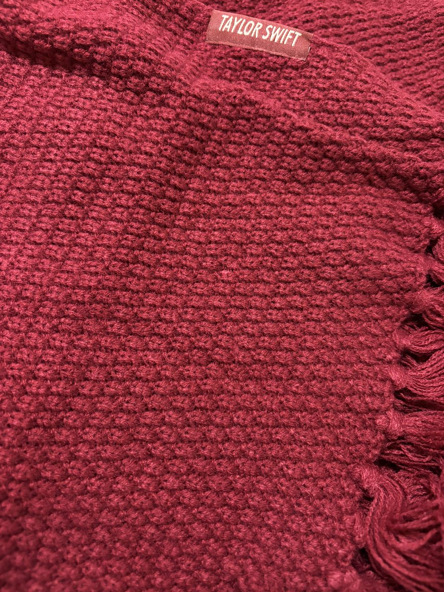 iamanamel's tweet photo. I’m contemplating if I should use this or not🧣🤦‍♀️ I don’t want to ruin a good merch, but it looks so good to just keep it hidden away. https://t.co/YONinwTBIi