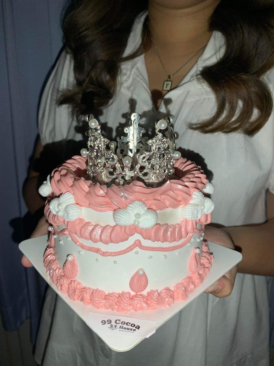 tyrubyty's tweet image. ขอแชร์ร้านเค้กประจำใจสำหรับชาวฝั่งประชาอุทิศ ทุ่งครุ หรือฝั่งธนต่างๆ ร้านชื่อ 99 cocoa house ไม่มีหน้าร้านแต่ออเดอร์ให้ร้านเรียกรถมาส่งให้ได้ ราคาถูกมากกกก แล้วตรงบรีฟสุดๆ ขอแบบไหนได้สวยกว่าที่ต้องการ แล้วเนื้อเค้กอร่อยมากๆ ไม่เสียดายเงินสักบาท👍🏻👍🏻