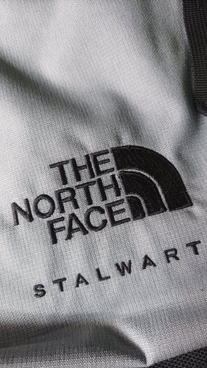 Banyak user produk The North Face atau TNF??

Suka ragu barangnya original atau nggak, karena ada yang jual dibawah harga resmi webstore atau toko resmi..

TNF memproduksi produknya dibeberapa negara Asean seperti Indonesia, Vietnam, Kamboja..

Gmn cek produk TNF original??
Gow..