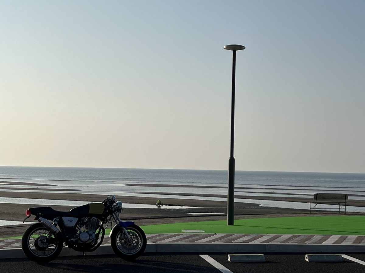 oryo3_usa's tweet image. バイク出来た🏍️😎
フロント17インチ
リア18インチ
SRの雰囲気は無くなった😶‍🌫️
※バイク屋さんに丸投げ🛠️
#SR400
#WISECO
#RK
#ISA 
#AKRON
#住友4ポッドキャリパー
#OVERRACING
#オーバーレーシング