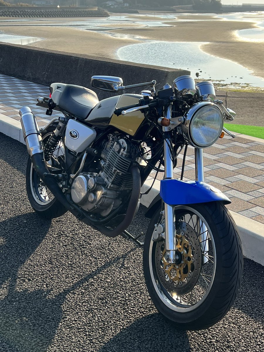 oryo3_usa's tweet image. バイク出来た🏍️😎
フロント17インチ
リア18インチ
SRの雰囲気は無くなった😶‍🌫️
※バイク屋さんに丸投げ🛠️
#SR400
#WISECO
#RK
#ISA 
#AKRON
#住友4ポッドキャリパー
#OVERRACING
#オーバーレーシング