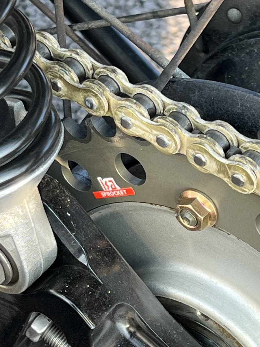 oryo3_usa's tweet image. バイク出来た🏍️😎
フロント17インチ
リア18インチ
SRの雰囲気は無くなった😶‍🌫️
※バイク屋さんに丸投げ🛠️
#SR400
#WISECO
#RK
#ISA 
#AKRON
#住友4ポッドキャリパー
#OVERRACING
#オーバーレーシング