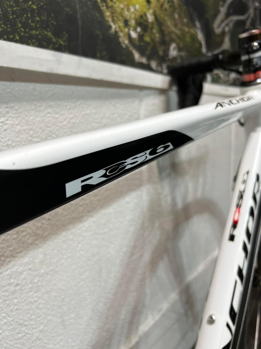 TqgHqo3OIWO6pOF's tweet photo. anchor rcs6
車体を清掃しブレーキシフトケーブルワイヤー、ブラケットカバー、バーテープ、チェーンやボルトなど交換しSTIユニット内部の清掃整備、ホイールの歪みセンター修正をさせて頂きました！
気持ちよく年が越せますね！

#anchor
#rcs6
#ロードバイク
#オーバーホール
#あさみフレンド https://t.co/ty8FvkZpN7