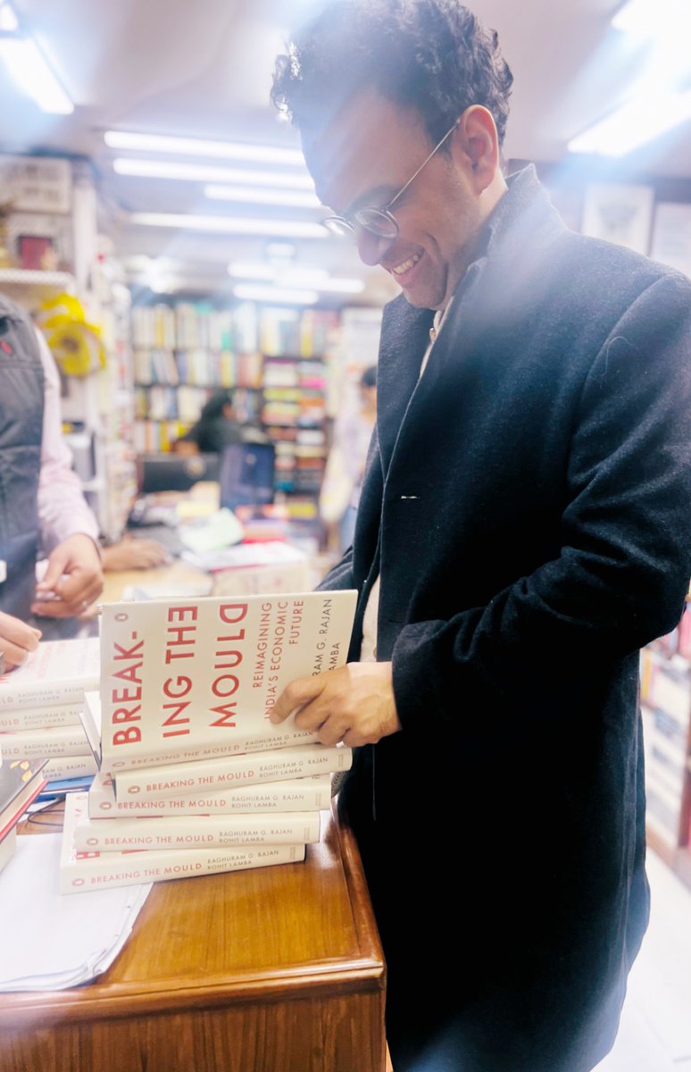 author signing copies at his favourite bookstore 🥰😊@Bahrisons_books @rohlamba #breakingthemould @PenguinIndia #econtwitter