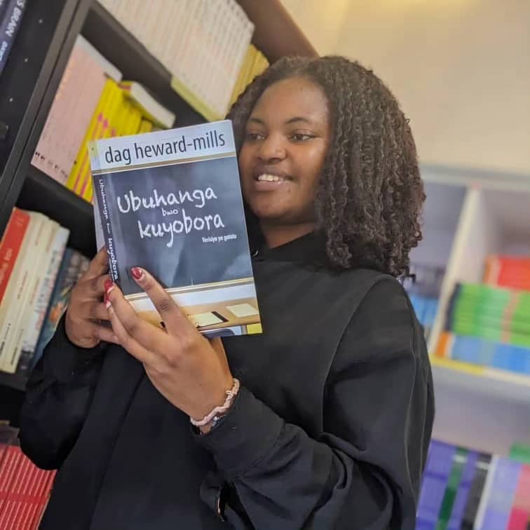 Nyinawolive's tweet image. Ese waruziko habaho ibitabo by' ikinyarwanda bivuga kumiyoborere, uko wayoborwa neza, uko wayobora neza ndetse nuko wagera kutsinzi yawe.
Niba nawe ushaka kwiyungura ubumenyi 
#Ntarama community knowledge hub irahari kubwawe.
#reading
#communitylibrary