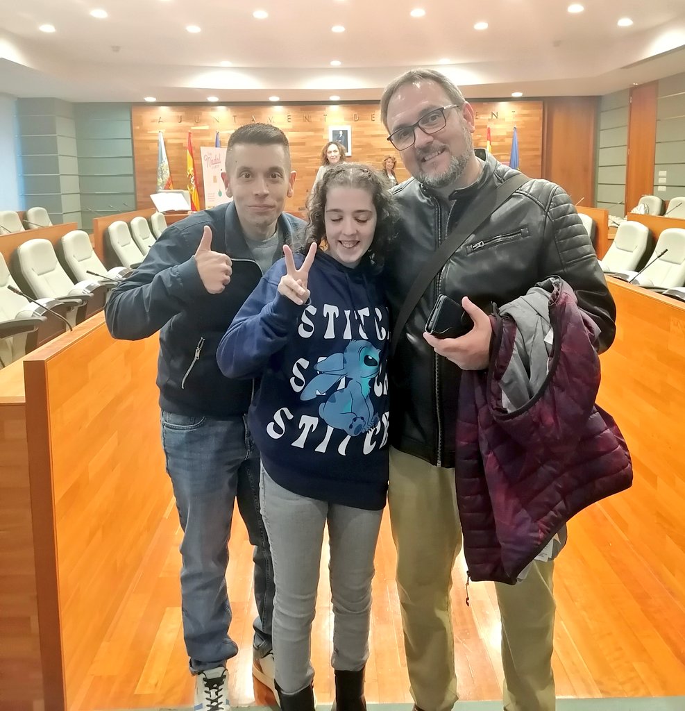adistotorrent's tweet photo. Trau el Nadal al Carrer
Recibiendo el 2° premio por la decoración navideña de la fachada de ADISTO Torrent https://t.co/DwdyGb9rcA