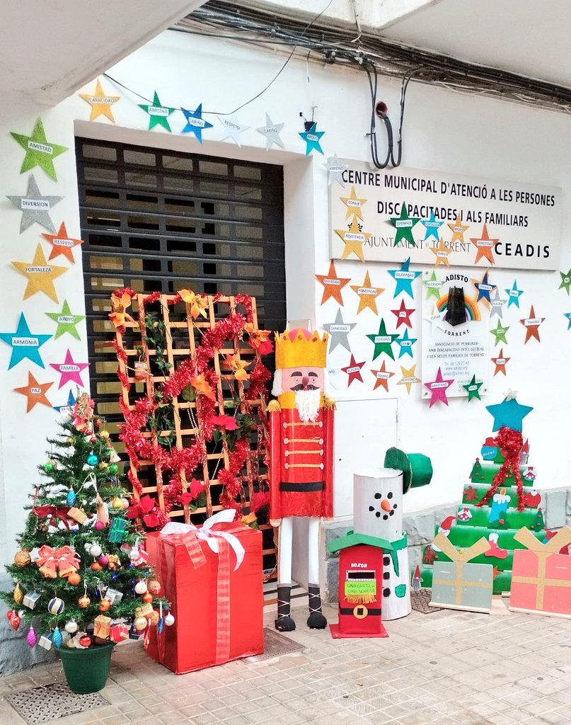adistotorrent's tweet photo. Trau el Nadal al Carrer
Recibiendo el 2° premio por la decoración navideña de la fachada de ADISTO Torrent https://t.co/DwdyGb9rcA