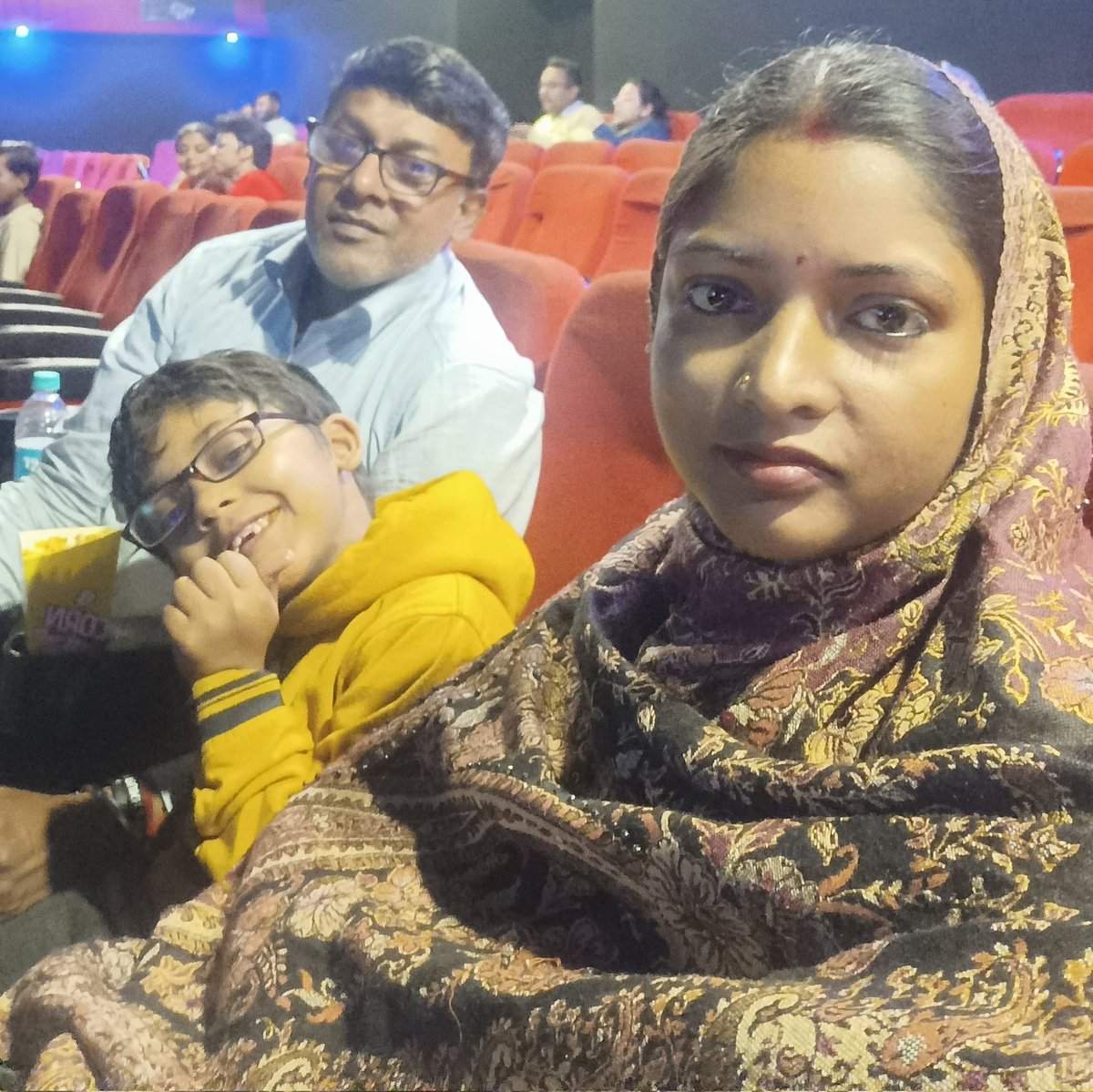 SandipB28369874's tweet photo. Interval Time ..
#Dunki Day 9
4th Round with My Family..
DUNKI THIS WEEKEND
My son is in Love only @iamsrk movie  ..
King of Acting https://t.co/HqBvLxcwfj