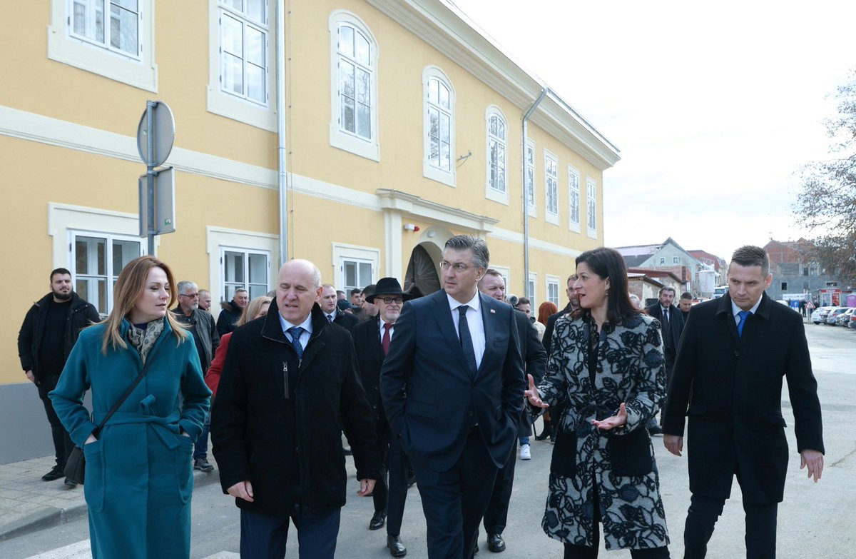VladaRH tweet picture