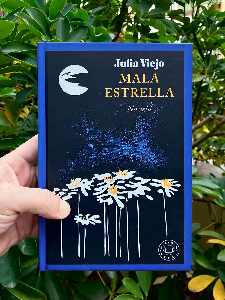 El mejor regalo de navidad lo han traído hoy de la imprenta y es el nuevo libro de @JulitaViejo! Se llama MALA ESTRELLA, saldrá el 24 de enero y va a ser una de las novelas del año ✨