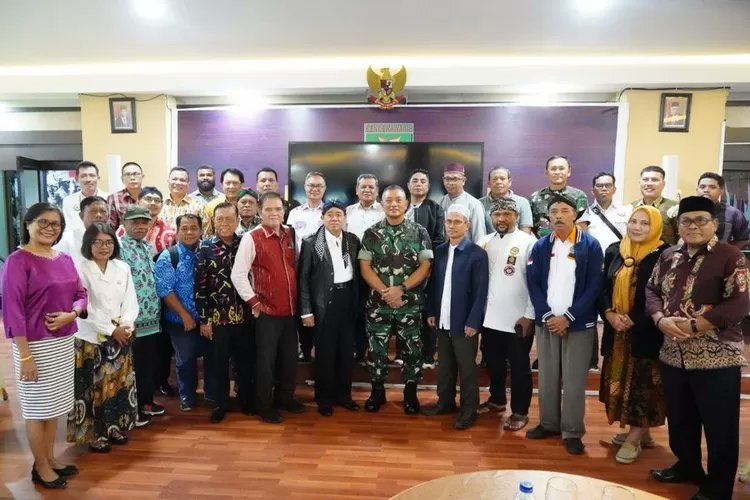 PojokIndoNews's tweet photo. Ciptakan PAPUA DAMAI, Pangdam XVII Cenderawasih bersama Ketua Paguyuban di jayapura adakan pertemuan untuk satukan suara dan mewujudkan toleransi semua umat.
#savejayapura #prayforjayapura #papuadamai #papuaindonesia #cintadamai #pangdamxviicenderawasih #pojokindo https://t.co/GVvs3OQMRo