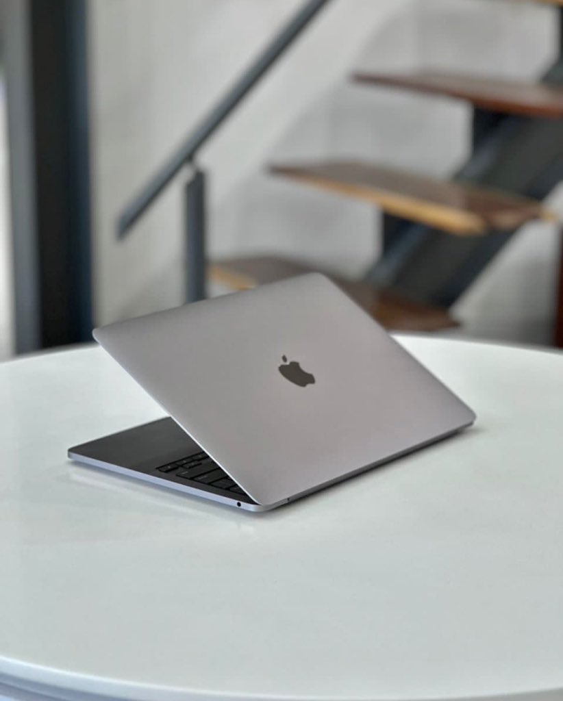 ZMart_Bw's tweet photo. Pre Owned MacBook Air M2 , ✅Mint Conditon 👌🏾 ✅Box ✅charger  ✅12 months warranty   P16,000 ☎️77392349 https://t.co/Q3RAiTmGmj