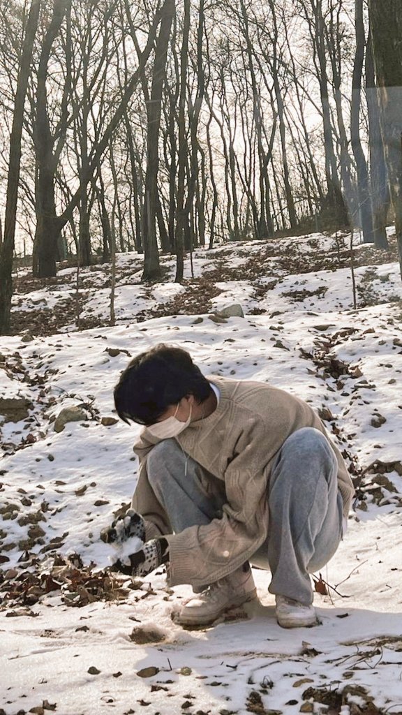 . ✿ 
        イケメン°🌿
— ❝ Mist yo, antojad♡ de ir a dar una caminadita en la mañana por la nieve de anoche. Mister marido, entretenido haciendo un muñequito de nieve como excusa para no dejarme salir sol♡.❞ ⛄💛