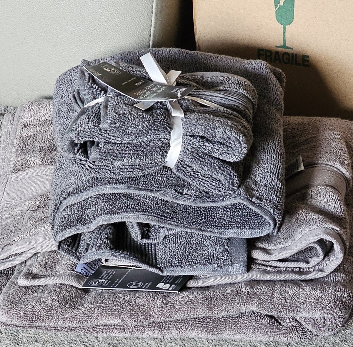 djroche1000's tweet photo. @marksandspencer Just received an order which contains a towel bundle made up of 3 items. They were ordered all the same dark colour. The picker needs glasses. Face cloth and hand towel ok, bath towel wrong colour. Poor service. https://t.co/ZZ4QSgC8LN