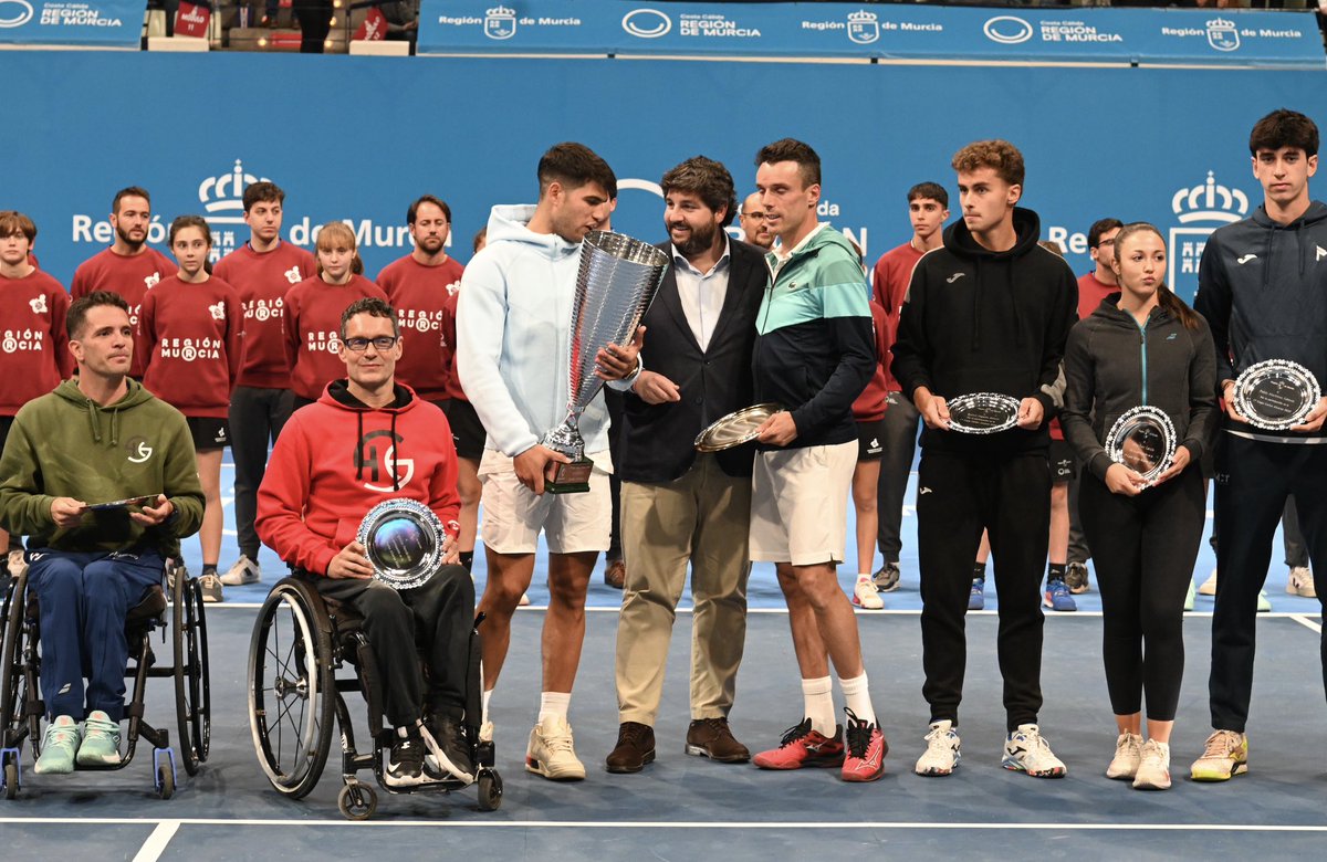 Disfruté mucho anoche en Murcia! Un bonito encuentro frente a @carlosalcaraz con un gran ambiente! Muchas gracias por haber contado conmigo, ojalá vernos a la próxima! 📸 @regiondemurcia #RobertoBautistaAgut