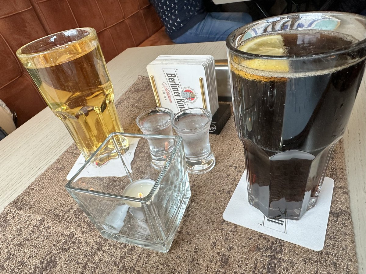 NeuesAusDemNest's tweet photo. Wo doch die Kantine zu hat und ich im Homeoffice die Stellung halten muss…
Das Kind begleitet mich glücklicherweise, damit ich nicht so einsam im Restaurant sitzen muss!
#Jammas https://t.co/hgHCn8P4aM