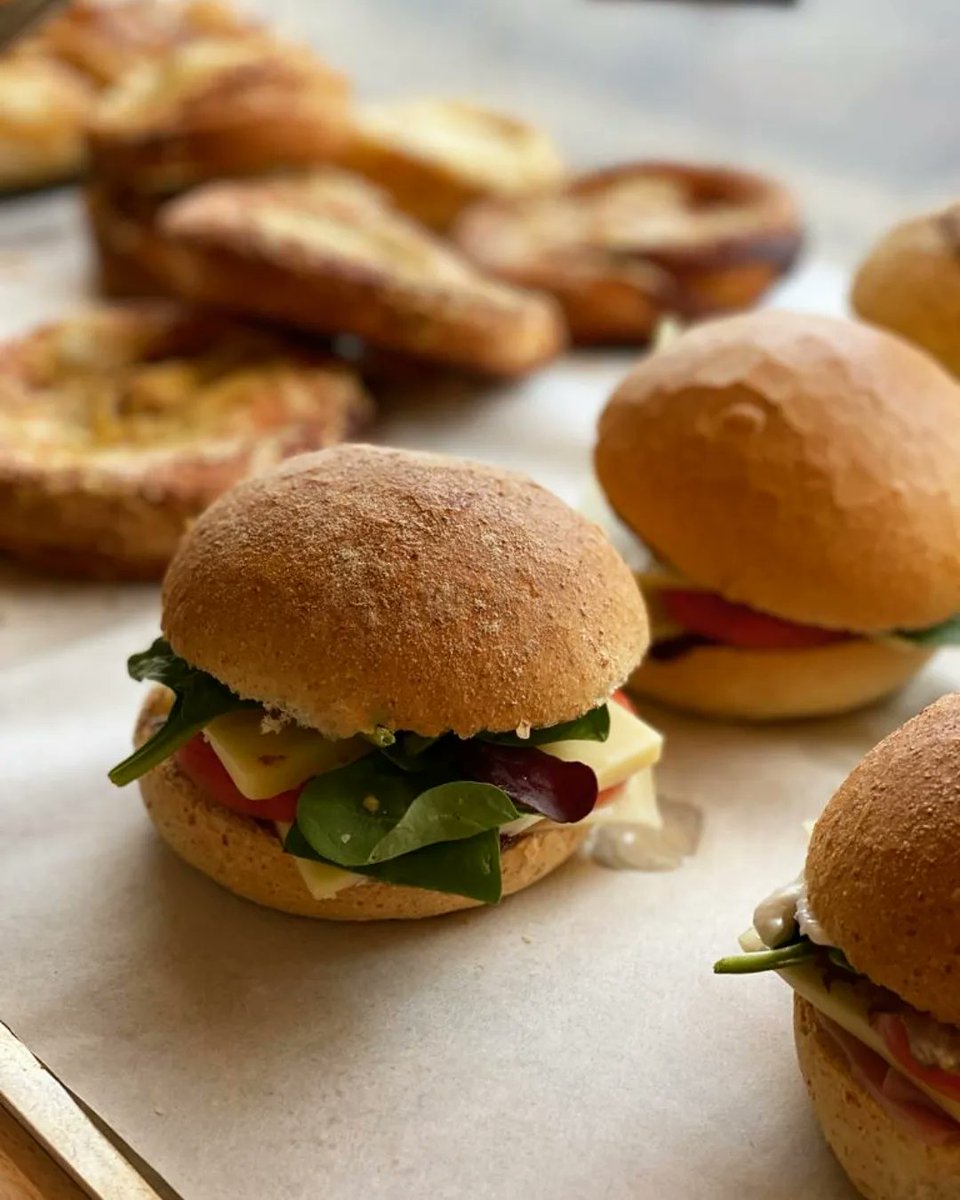 thedanishbakery's tweet image. Is it lunchtime yet? 👀
We've got quite a few savoury options available in our bakeries!

From filled rolls to vegan focaccias, check daily with your local Brød to see what's available 🧀🫒