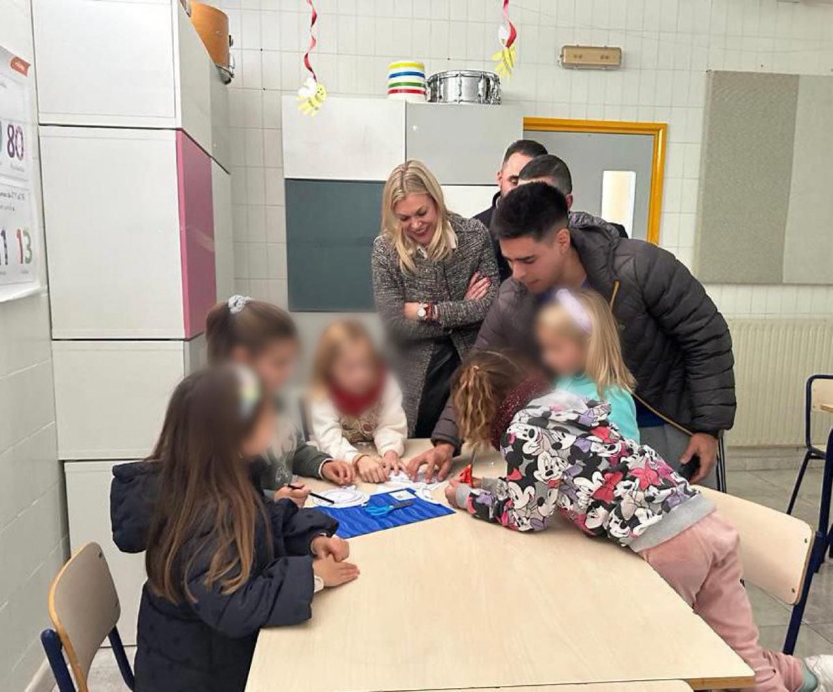 👉La DG d'Igualtat i de l'Institut de les Dones,
<a href="/DaviniaBono/">Davinia Bono Pozuelo</a> continua amb la ronda de visites que està realitzant a les escoles de Nadal🎄d'alguns municipis. 
👉Aquest dijous ha visitat la de <a href="/AjuntDeCanals/">Ajuntament de Canals</a> per a conéixer les activitats que realitzen els xiquets i xiquetes 👦👧