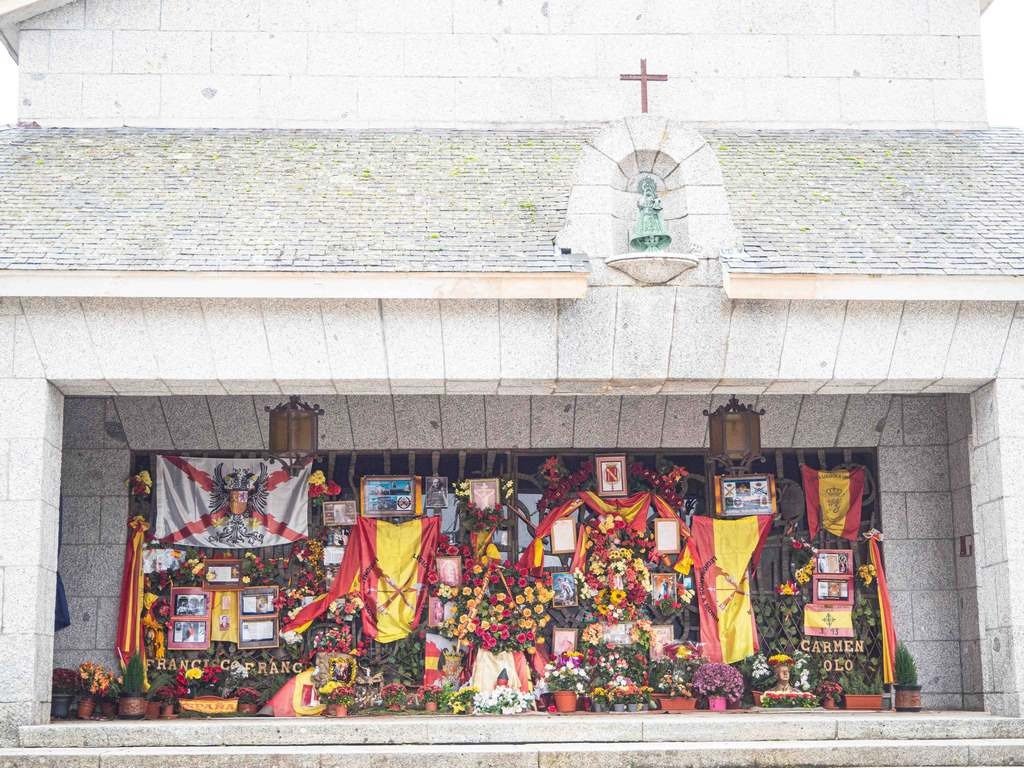 ARMH_Memoria's tweet photo. Esta es la tumba de Franco. Es propiedad pública. Depende del Gobierno de @sanchezcastejon Su Gobierno promovió una ley de la memoria democrática que dice sancionar los actos contra la memoria democrática. Pero consiente este altar fascista. Y así todo. @SE_MemoDemo https://t.co/RnAAQwnMXF