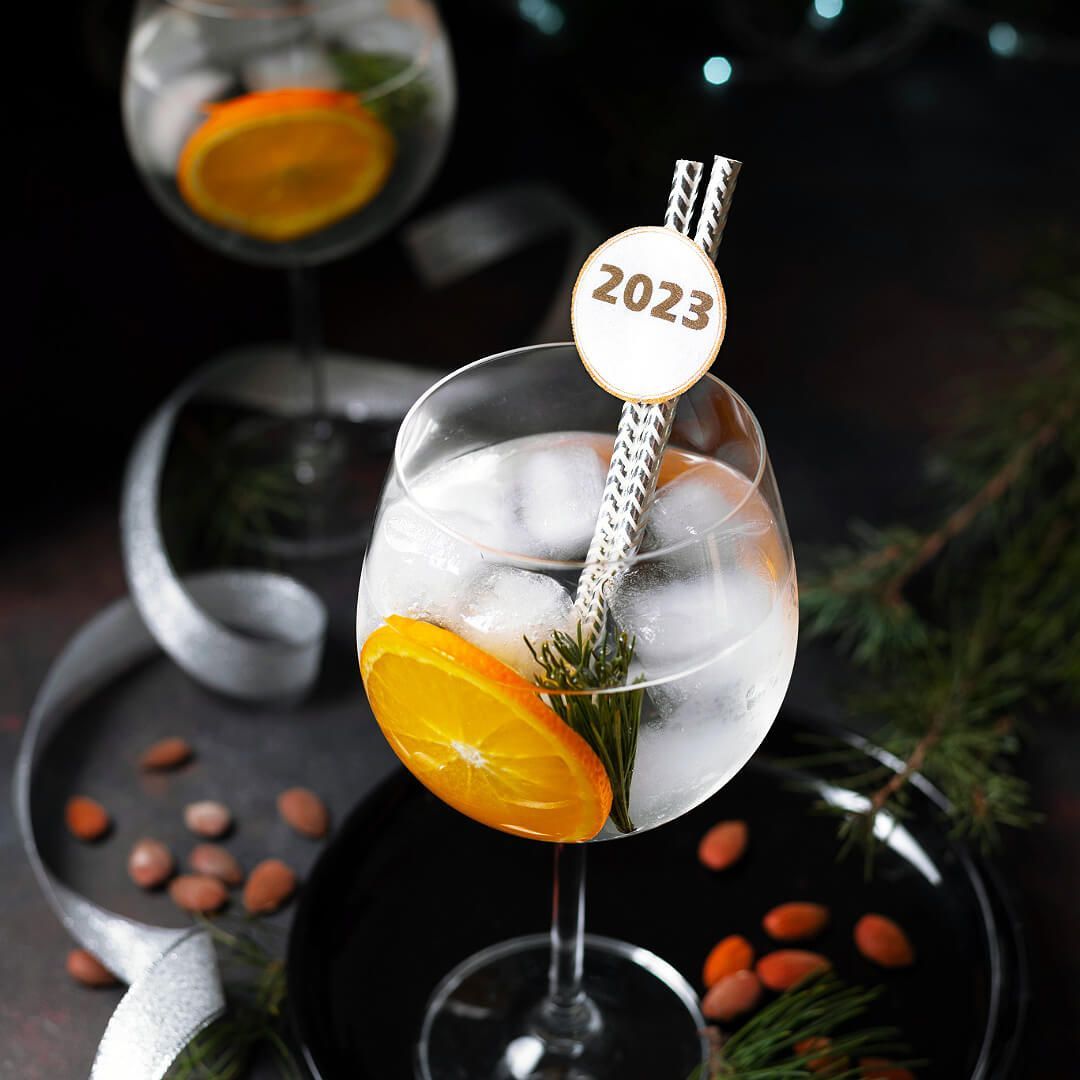 taystasomm's tweet photo. Behöver du inspiration på goda drinkar du kan bjuda på under nyårsafton? I vår senaste artikel har vi tagit fram fem drinkar som är perfekta till en nyårsfest. Vi har även med en alkoholfri drink för den som inte vill dricka alkohol under nyårsfirandet. https://t.co/gPIwgoxA6m