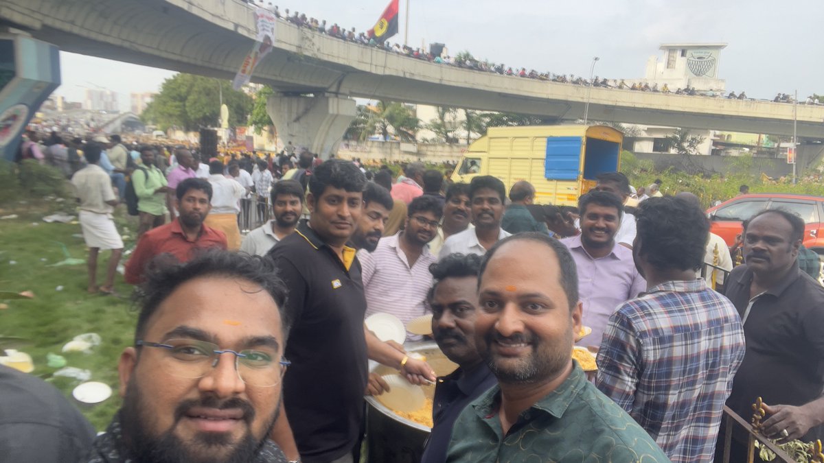 hariharangaj's tweet photo. #BestCatering from Kancheepuram along with #RoyNCo Transports Chennai and #Bohar Transports Kancheepuram San Enterprises &amp; other friends organised the food for the Fans of #Vijayakanth sir. Simple reason “we wanted to follow his foot steps to ensure no one is empty stomach. “ https://t.co/Hyp2Untn7H