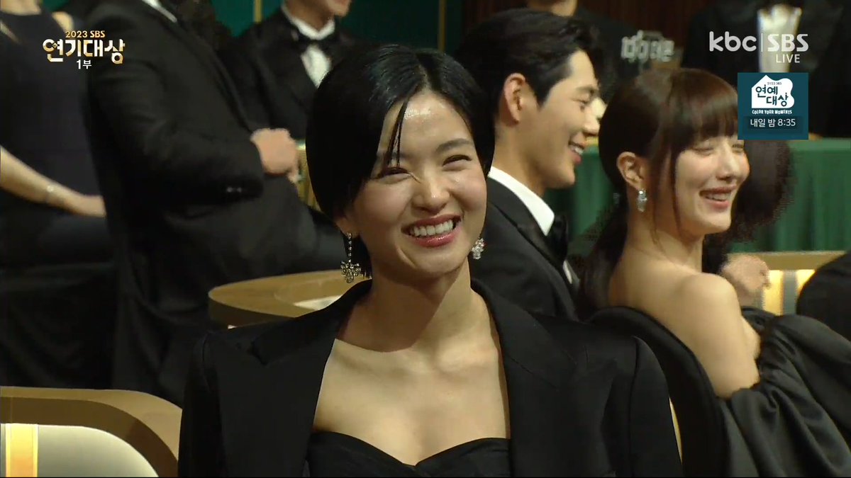ShinDongYeop asking Yoojung how long since her debut as they introduce the YoungActor Awards.. #SBSDramaAwards2023
