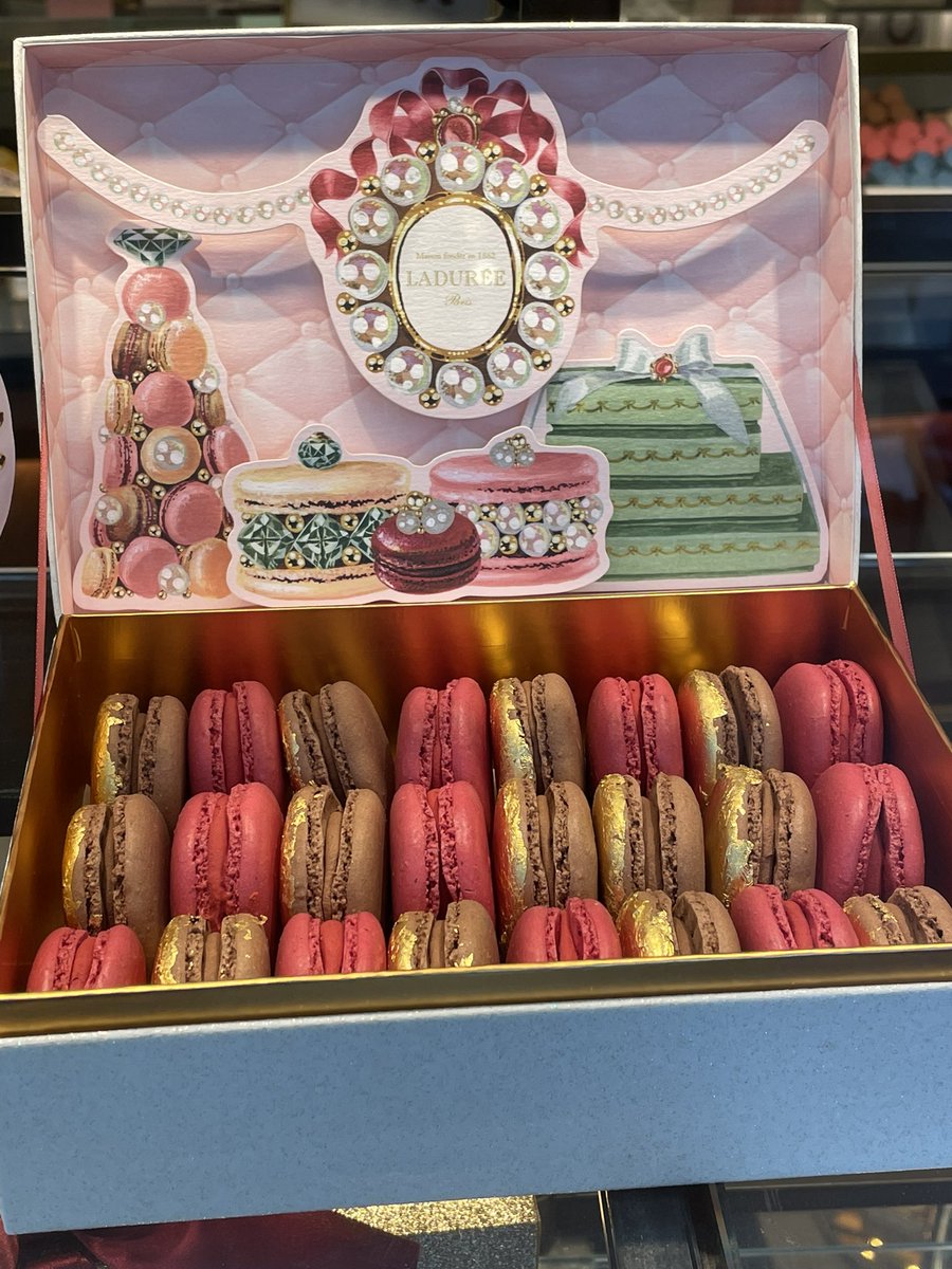 VINTAGEPARISFR's tweet photo. Greetings from Paris #hermes https://t.co/zWkkHqvtlF