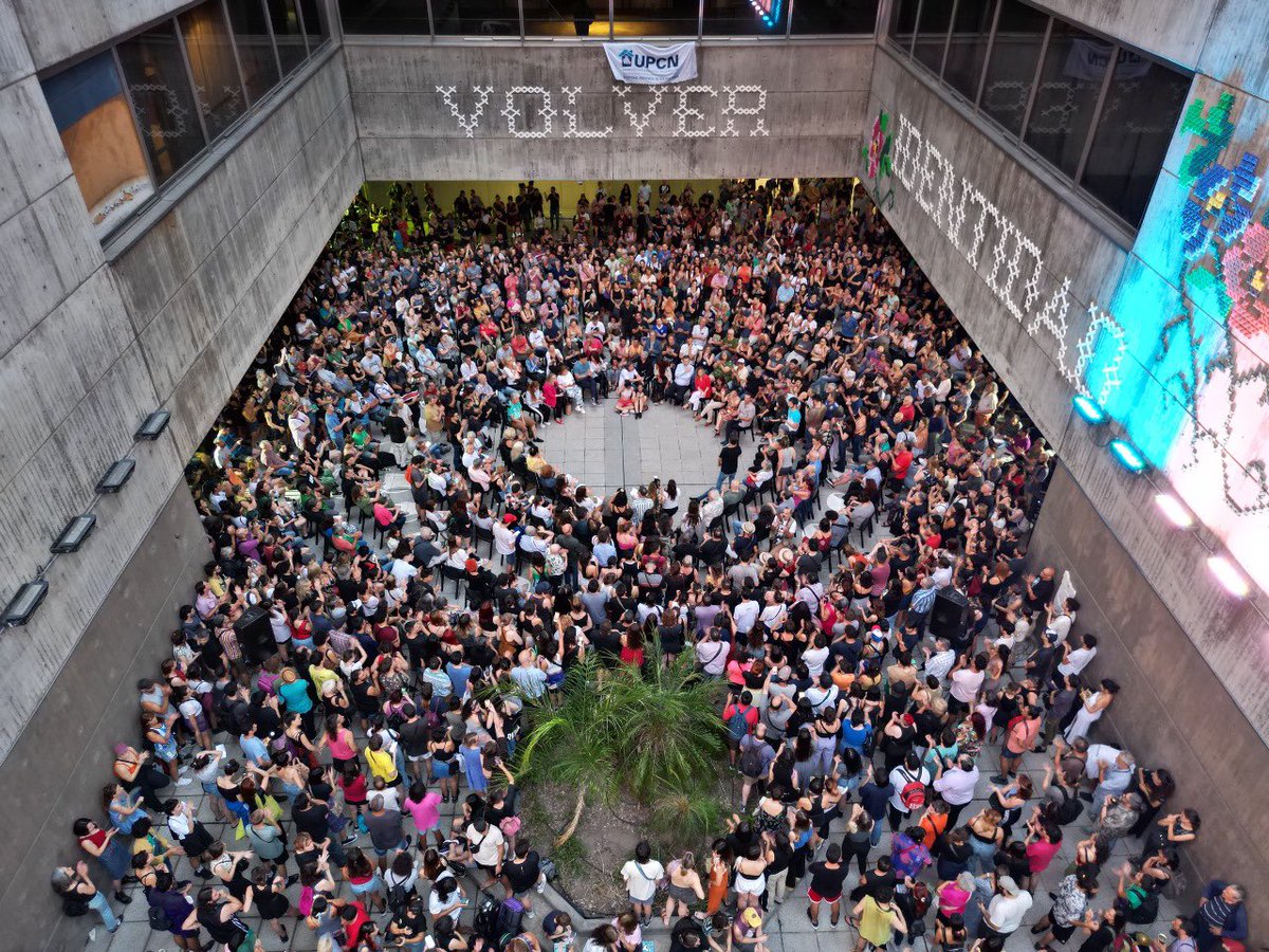 Participamos de la convocatoria de representantes de la cultura para rechazar las leyes de Milei. Más de 3 mil personas repudiando un proyecto que buscar arrasar con nuestra soberanía y desarrollo artístico.