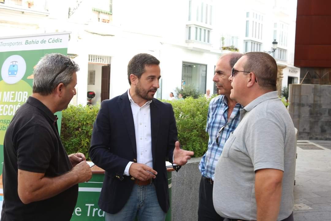 ayto_chiclana's tweet photo. 🚖 La ratio de licencias de taxi en Chiclana se encuentra por debajo de municipios de similares características

👉 El Ayuntamiento ratifica la necesidad de la concesión de 10 nuevas licencias, según los informes técnicos 

📌 Toda la información aquí ⬇️
https://t.co/22xoXh5NbZ https://t.co/2Ic7dqQrFo