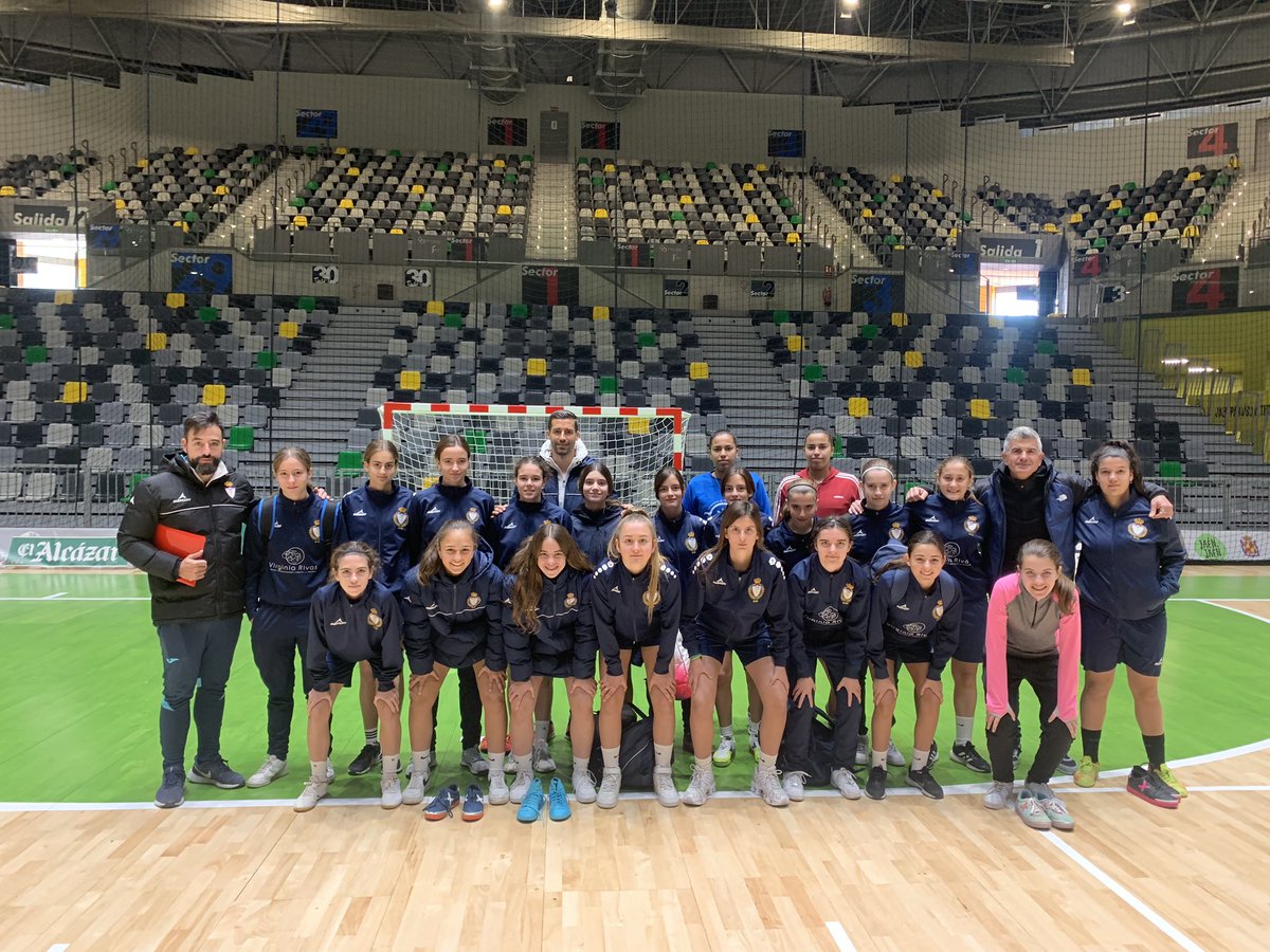 NAVIDADES DEPORTIVAS 3ª jornada de fútbol navideño junto al @IAJuventud Recibimos la visita de Ana Gonzalez, Directora del IAJ. Torneos de fútbol tenis y mesa en La Victoria y tour por el Olivo Arena. Gracias al @PatronatoJ y a @FERIASJAEN por la impagable ayuda