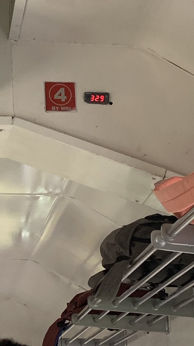 Tofik_Moe's tweet photo. @KAI121 @CommuterLine  terpanggang di kereta Wlahar https://t.co/JClwnciaLy