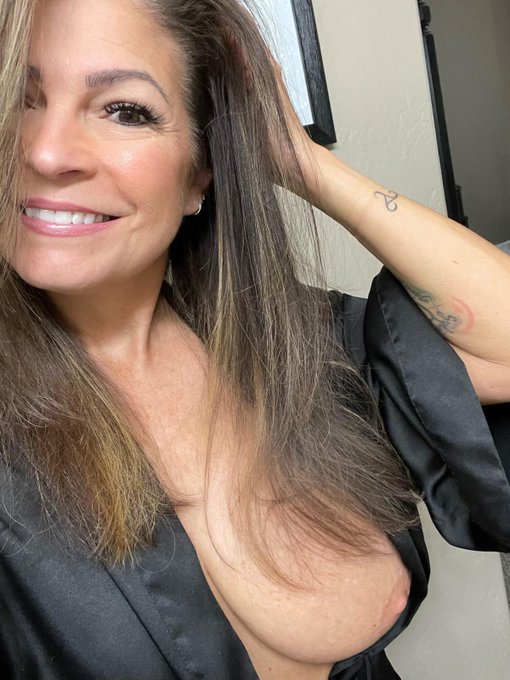 Grandma, 56 years old, divorced... Can I still seduce you? 💜 #Facebook