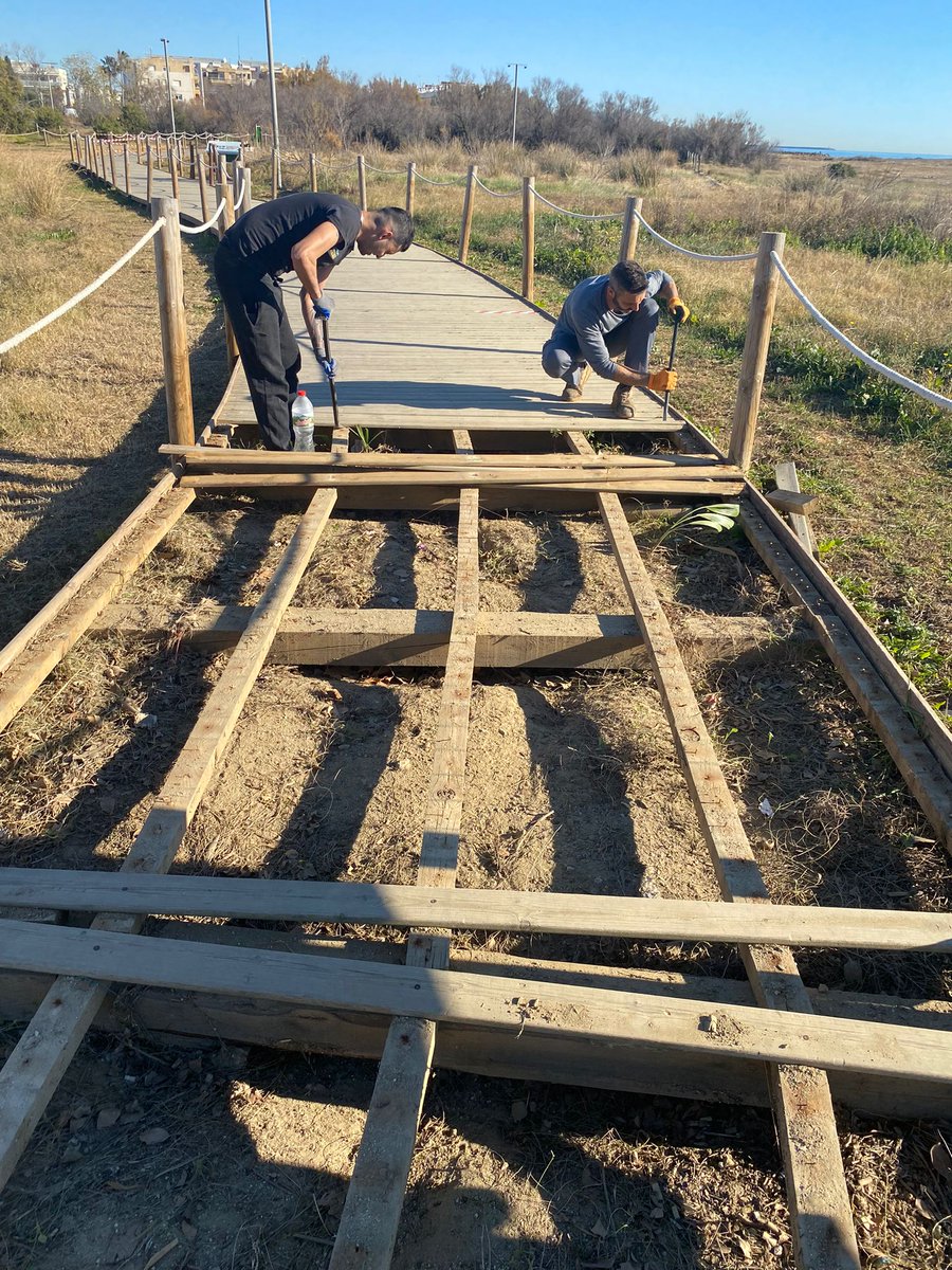 ajcubelles's tweet photo. 🚧S'està procedint a la reparació de la passarel·la de la desembocadura del riu Foix per tal de millorar-ne la seva seguretat.
⛔️El pas entre les dues lleres del Foix s'ha de fer pel pont del c. de Lleida.
🙏Disculpeu les molèsties
#milloremcubelles
#desembocaduradelfoix🌏 https://t.co/BAnZfJHkrh