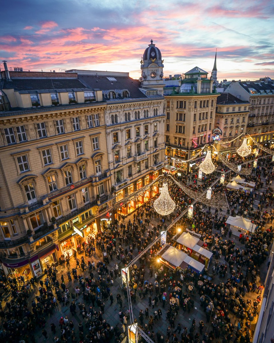 At the turn of the year, there are celebrations all over #Vienna, especially on the New Year's Eve trail in the city centre. People waltz, celebrate and look forward to the new year together. 🎊 Celebrate with us! 🎉 brnw.ch/21wFFQW #NewYearsEve #ViennaNow