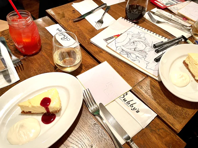 にんげんまめさん!  藤本セツナさん!  めやむさん!   と焼肉後の二次会で、ケーキ食べながらみんなで色紙描いてます  絵描きの集い、楽しい!!