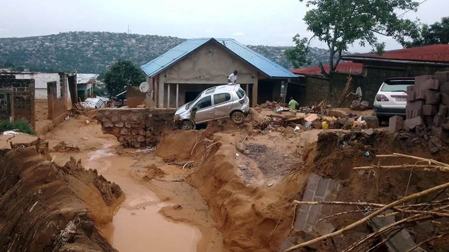 في حصيلة جديدة 42قتيلاً وعشرات المفقودين في الكونغو
ارتفع عدد ضحايا الفيضانات التي شهدتها شرق الكونغو إلى 42 قتيلاً، بالإضافة إلى عشرات المفقودين تحت الأنقاض.
jinhaagency1.com/ar/alywm/fy-hs…