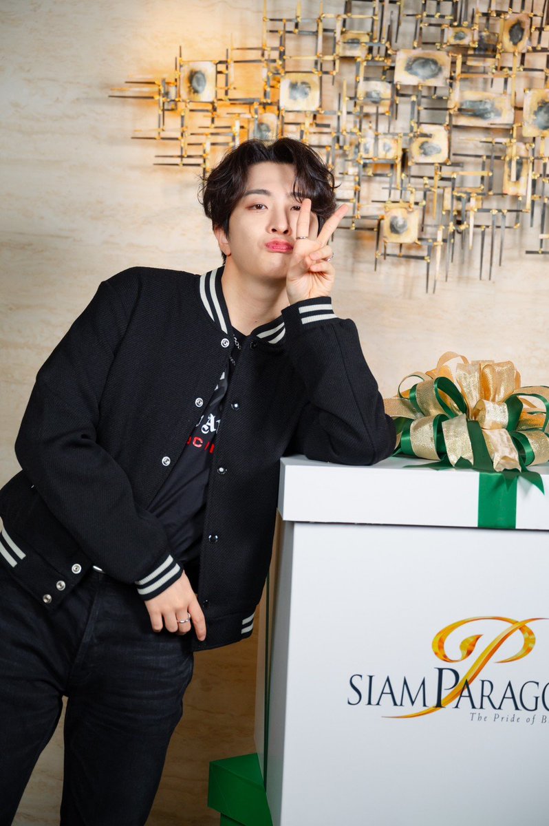 Siam_Paragon's tweet photo. ตกหลุมรักเจ้านากน้อยรอบที่เท่าไหร่แล้วเนี่ย 💚🫶 ท่าโพสต์สุดคิวท์ทำใจละลายสุดๆ ไปเลย  ใครจะแชร์จะเซฟความคิวท์ไว้เราจัดให้ฉ่ำๆ 

อากาเซ่เตรียมรับชมบทสัมภาษณ์สุดเอ็กซ์คลูซีฟจาก #สยามพารากอน ได้เลยเร็วๆ นี้ 

#SiamParagon
#SiamParagonCountdown2024
#SiamParagonxYOUNGJAE https://t.co/8eQ4neVzi9