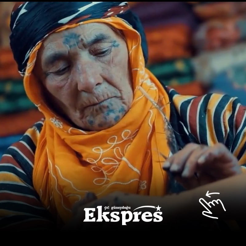 ekspreshaber_'s tweet photo. 🔵Deq ve Tanrıçalar

📍Bazı deq motiflerine verilen anlamların alt yapısında genelde tanrıçalar yatmaktadır. Gündelik yaşamda bile farkında olmadan anarız.