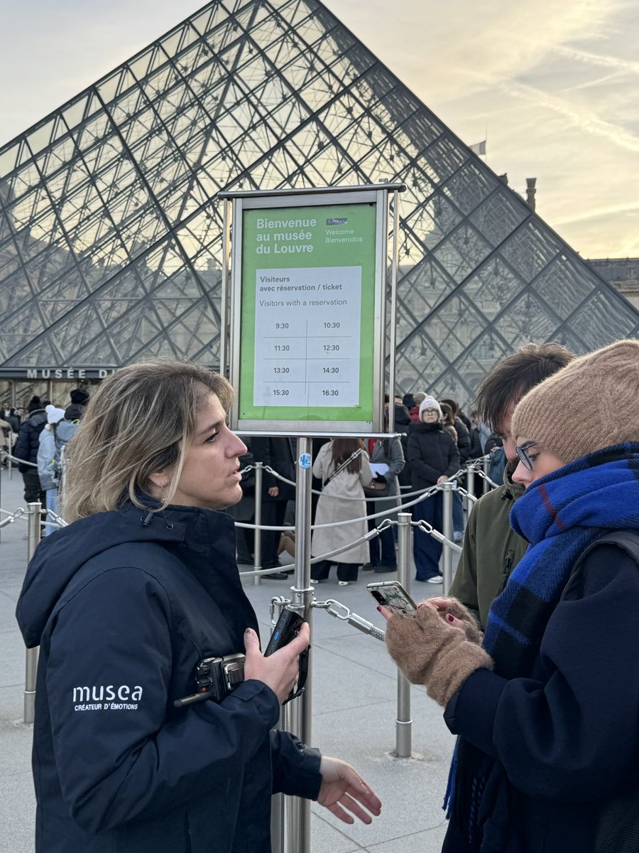 Mohua_Chat's tweet photo. She will not let you enter with a general ticket or let you talk with her supervisor! https://t.co/SbFYf5JfPG