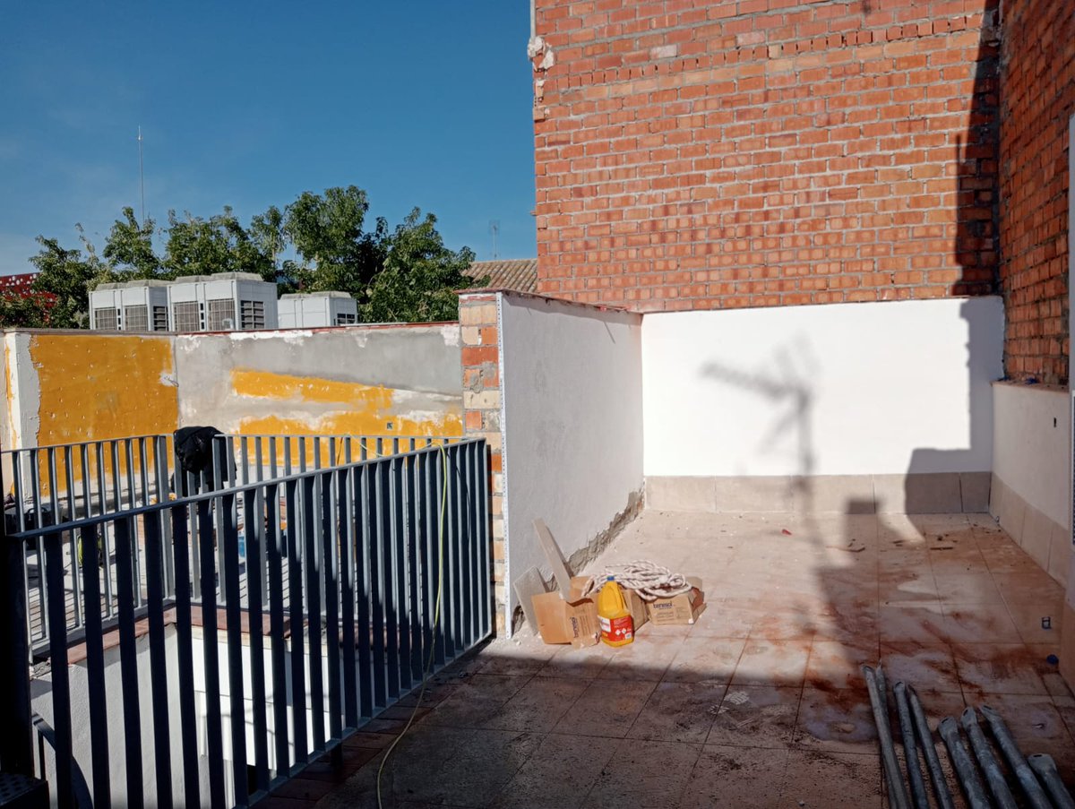 Hola buenos días!!!
Hoy estamos ejecutando los trabajos de reparación de los paramentos de la cubierta, en 6 apartamentos, una rehabilitación de un edificio en la calle Castellar en el Casco Histórico de Sevilla.
#construccion #rehabilitacion #obranueva #obras #reforma