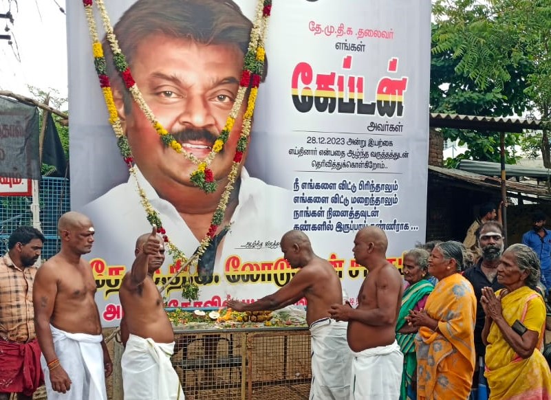 SundarSubbiah's tweet photo. Members of #DMDK #Loadmen Association in Ammankovilpatti near #Rajapalayam #tonsured their heads and paid #homage to party founder leader, #Vijayakanth on Friday. @thchennai https://t.co/SZW8gWNrio