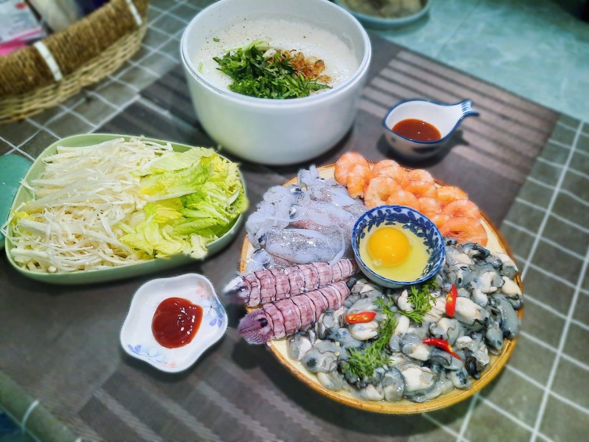 ttrang243's tweet photo. Lạnh thế này làm nồi LẨU CHÁO HẢI SẢN rất hợp lí 

Nguyên liệu chính: 
 - Mực ống 
- Hà biển
 - Bề bề 
 - Tôm rảo biển
 - Trứng gà
RAU
 - Rau cải thảo, nấm kim châm 
-  Hành khô, gừng
- Hành, thìa là, mùi tàu, giá đỗ, húng, hạt tiêu. https://t.co/lsUQh3T1PT