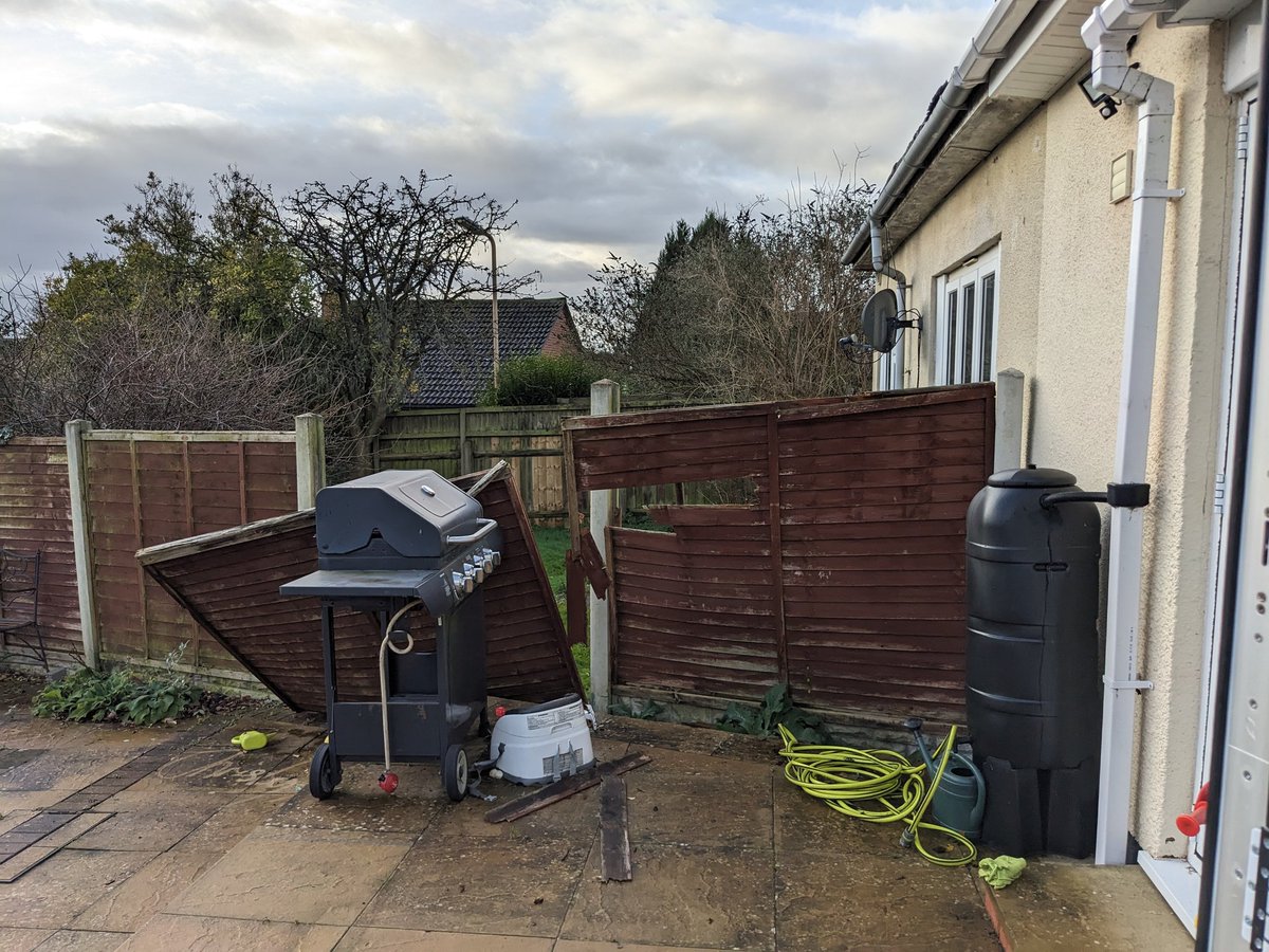 @HousingPlusGrp it took over 8 months to fix one panel....wonder how long it'll take to fix two 😫
P.s they've still not done anything about the rotten roof