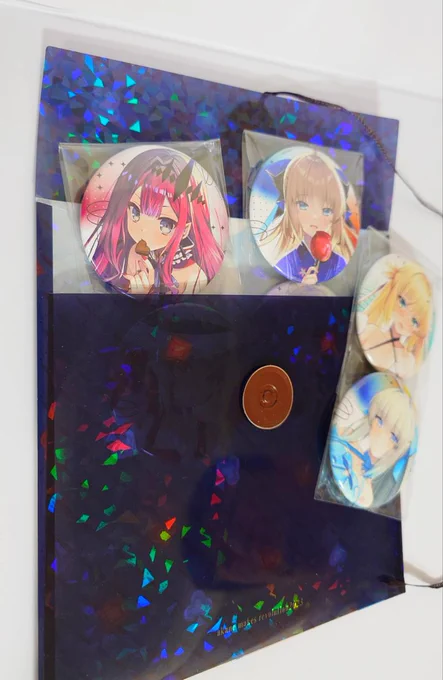 夏コミの本と同じで表紙はホログラムですが本文は通常紙から高級紙に変えてみました。缶バッジは全セット希望が多かったのでホログラムクリアケースに収納してセットにしました!#C103新刊 #C103 